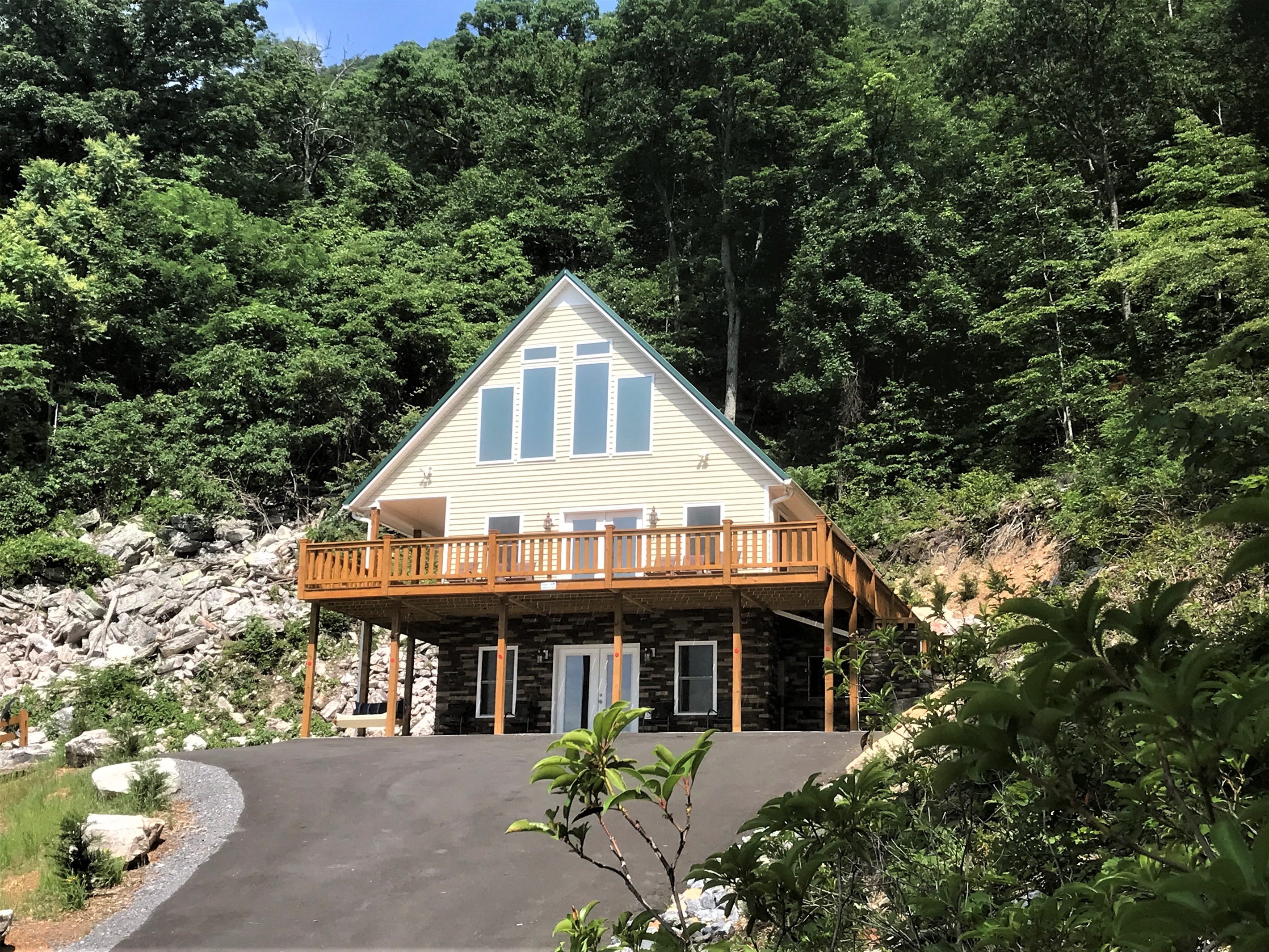 Special May pricing! Shenandoah Retreat- Hot Tub, Fast Wi-Fi, EV Charger! 5