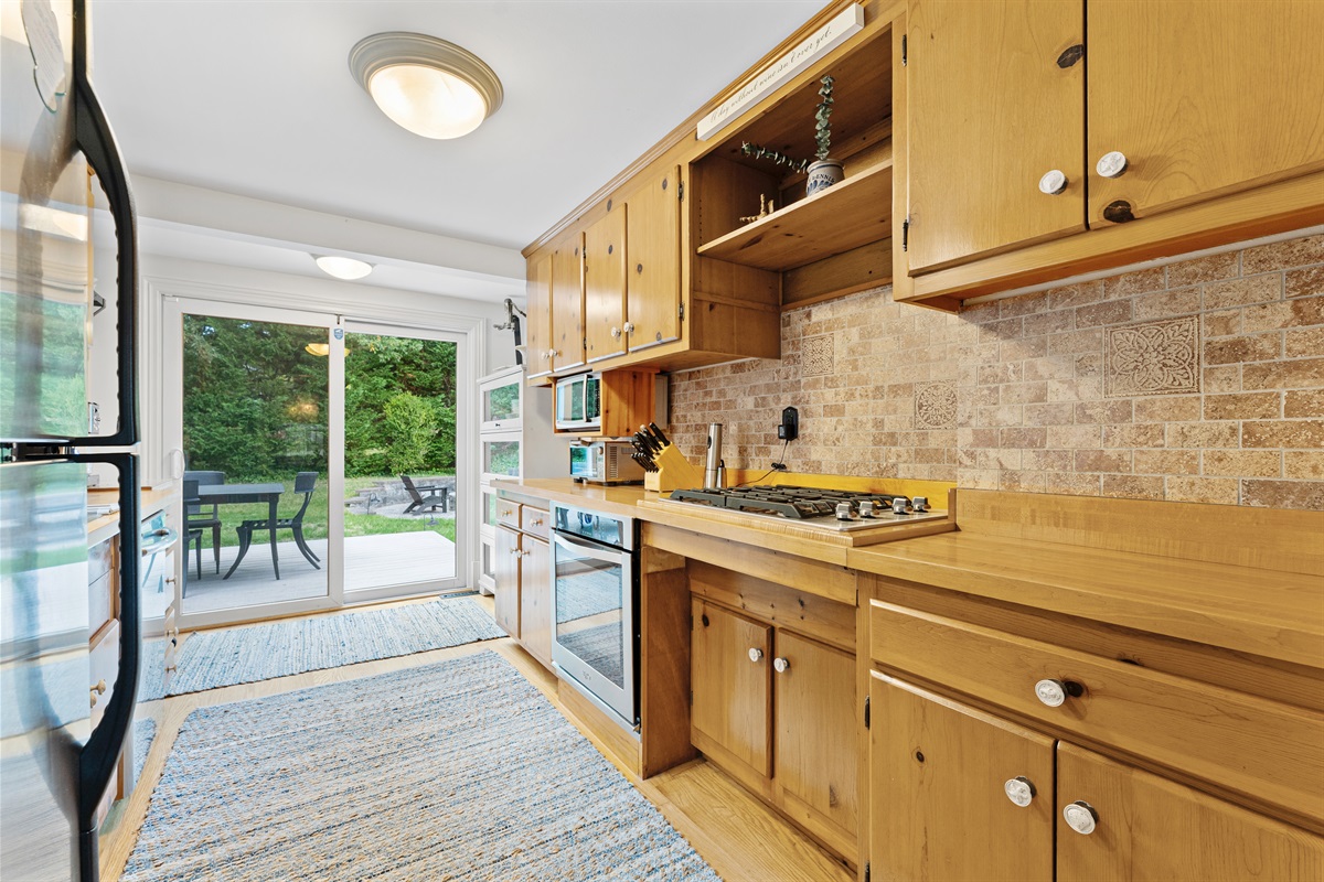 Prepare and enjoy meals with all the essentials at your fingertips.