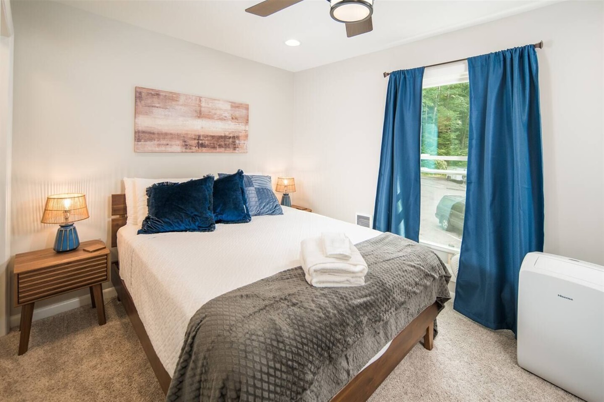 Unit 5: Bedroom #2 (Queen) Includes Roku TV (Hulu+, ESPN+, & Disney+)