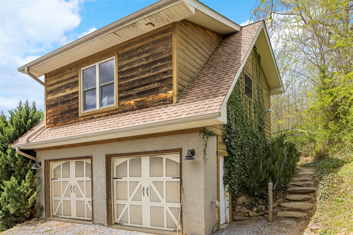 Charming Exterior: Embrace mountain life in this beautifully blended rustic retreat!

