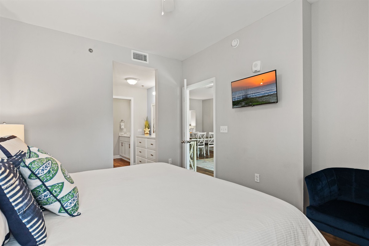 Master Bedrom w/ King bed