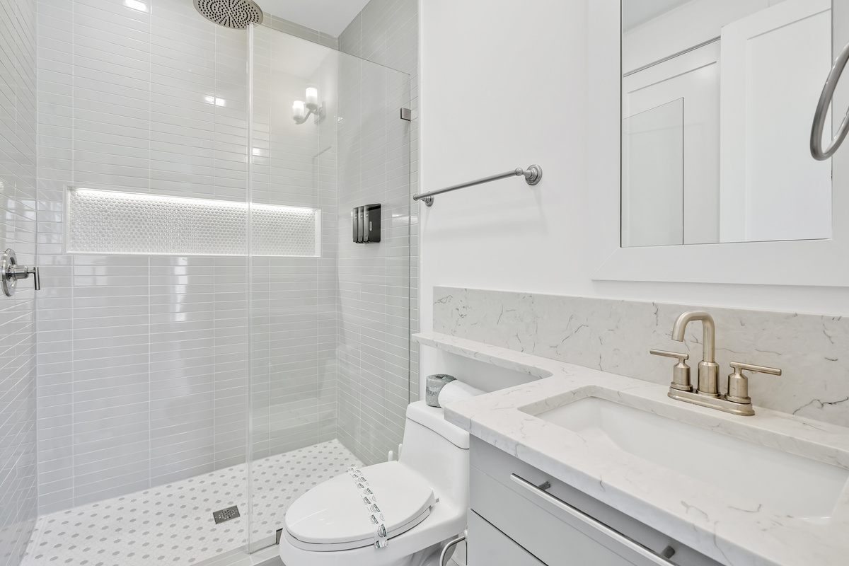 Rain shower with lighted niche