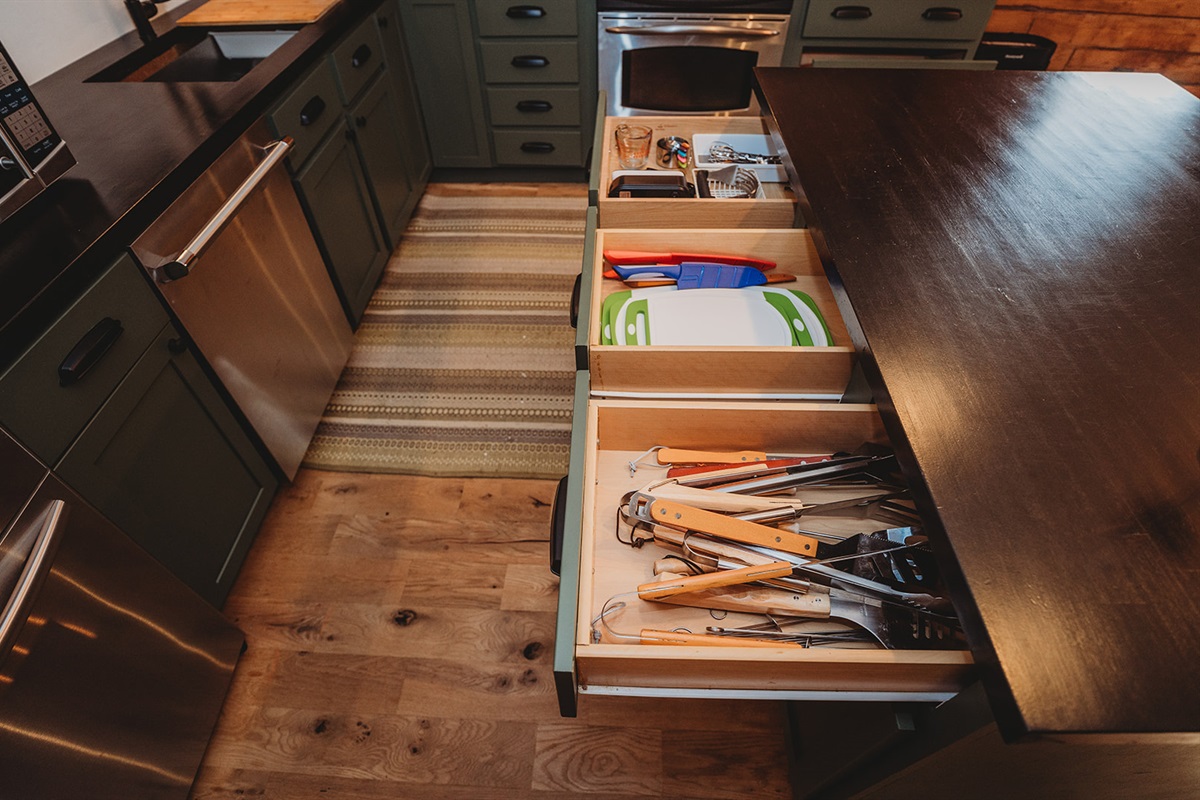 Fully Stocked Kitchen Perfect For Grilling