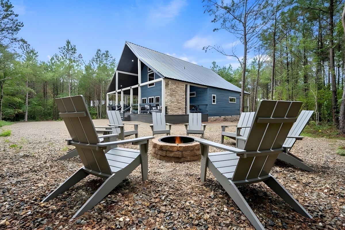 Set against a backdrop of tall pines, the cabin’s exterior blends rustic charm with modern comfort in the best way.