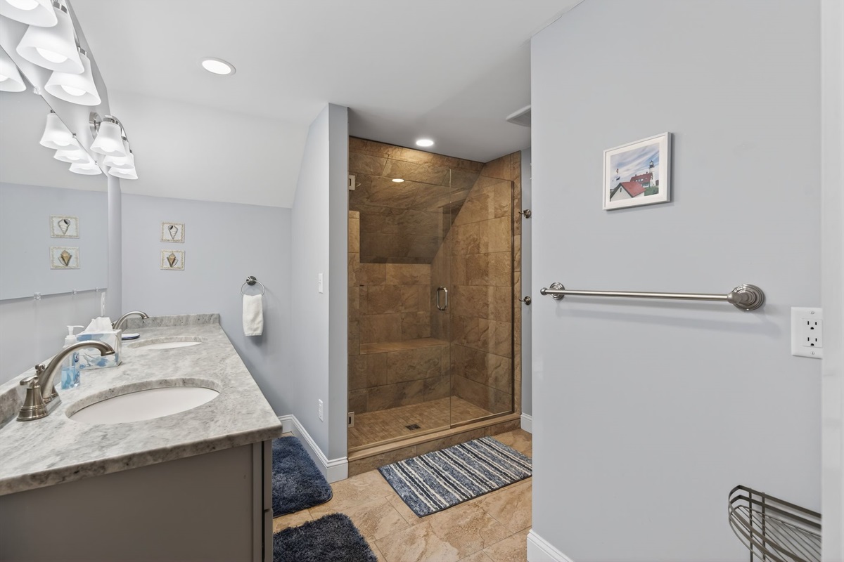 Full bathroom en-suite