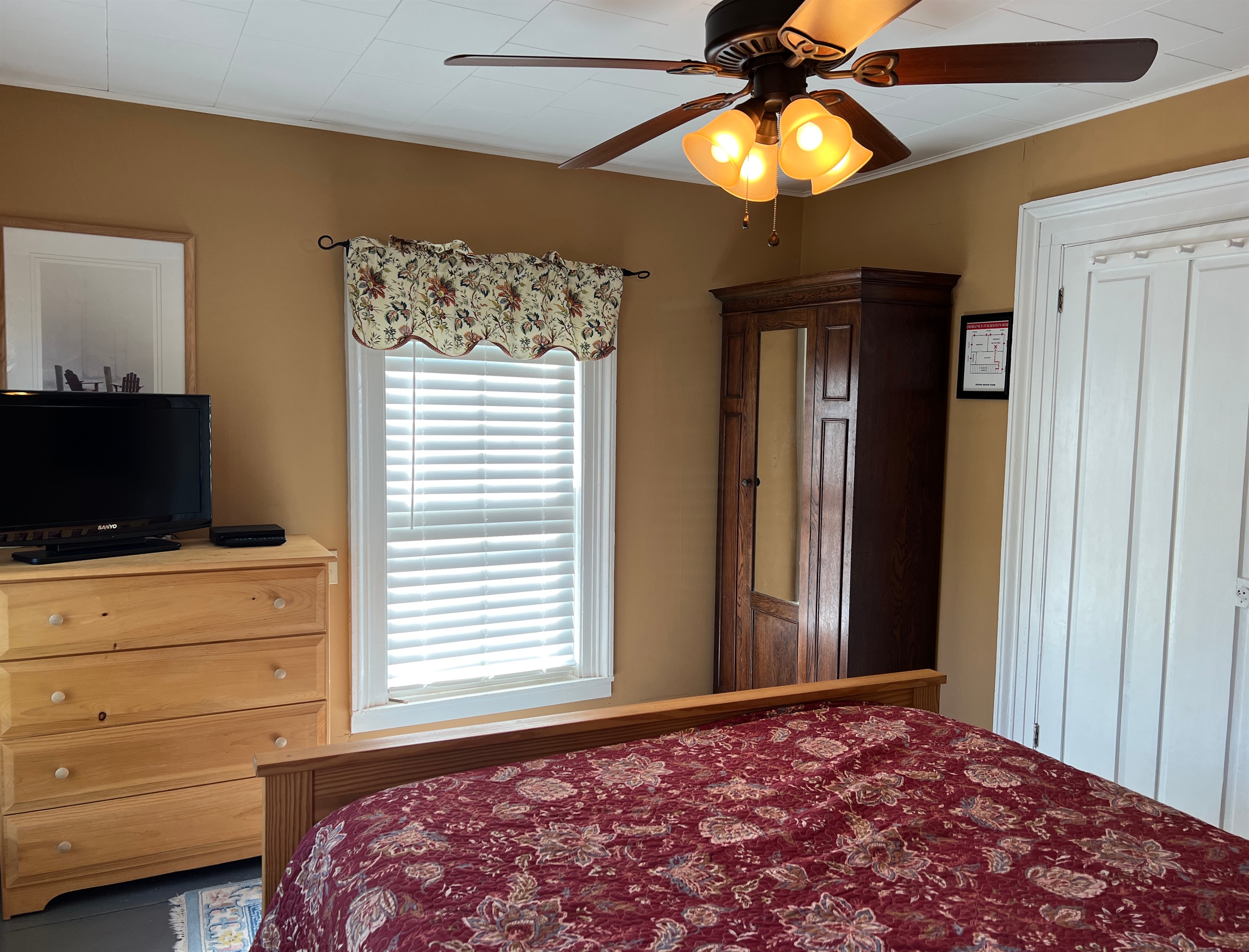 2nd Floor Queen Bedroom w/TV