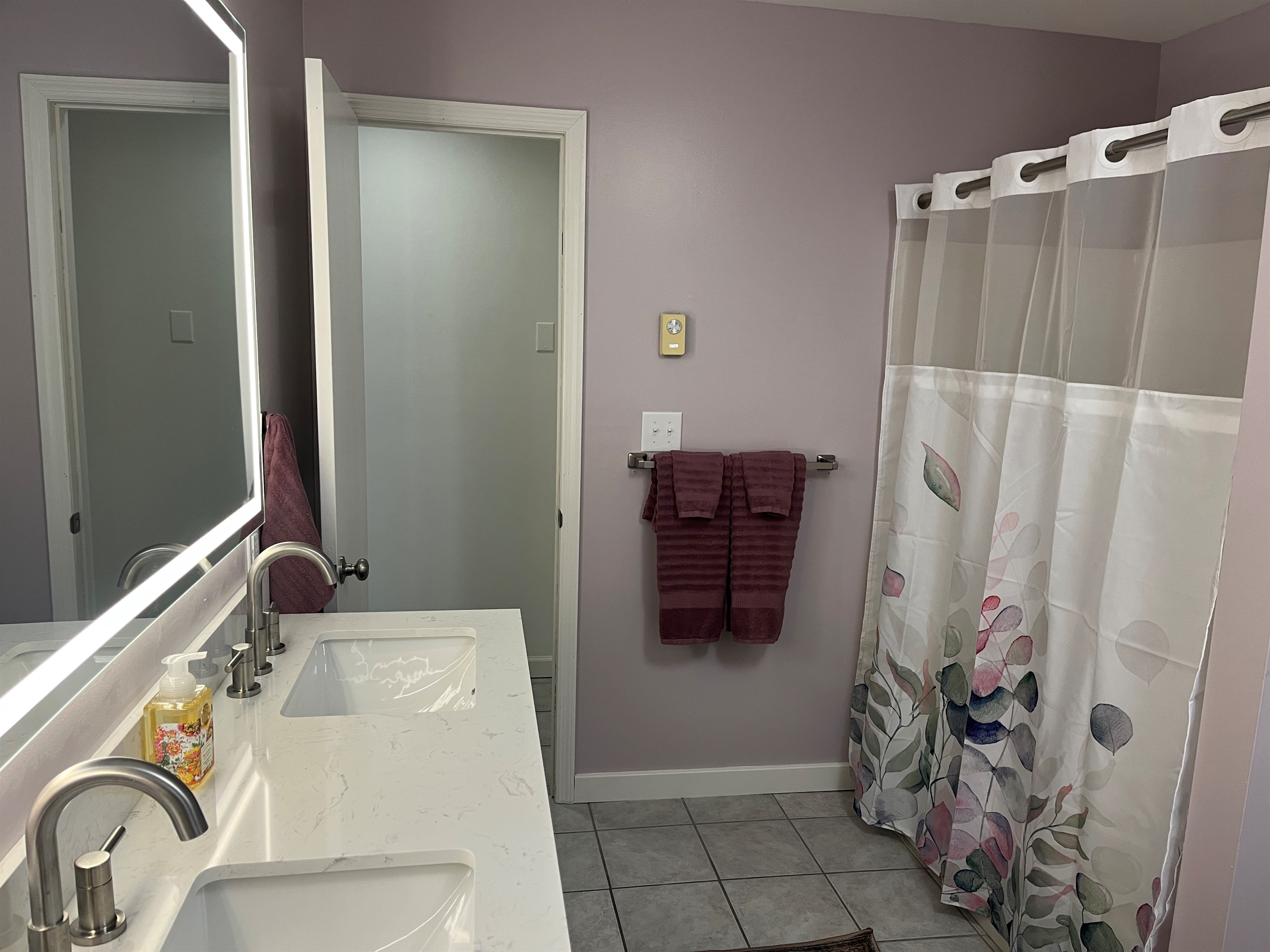 1st floor bath with tub/shower