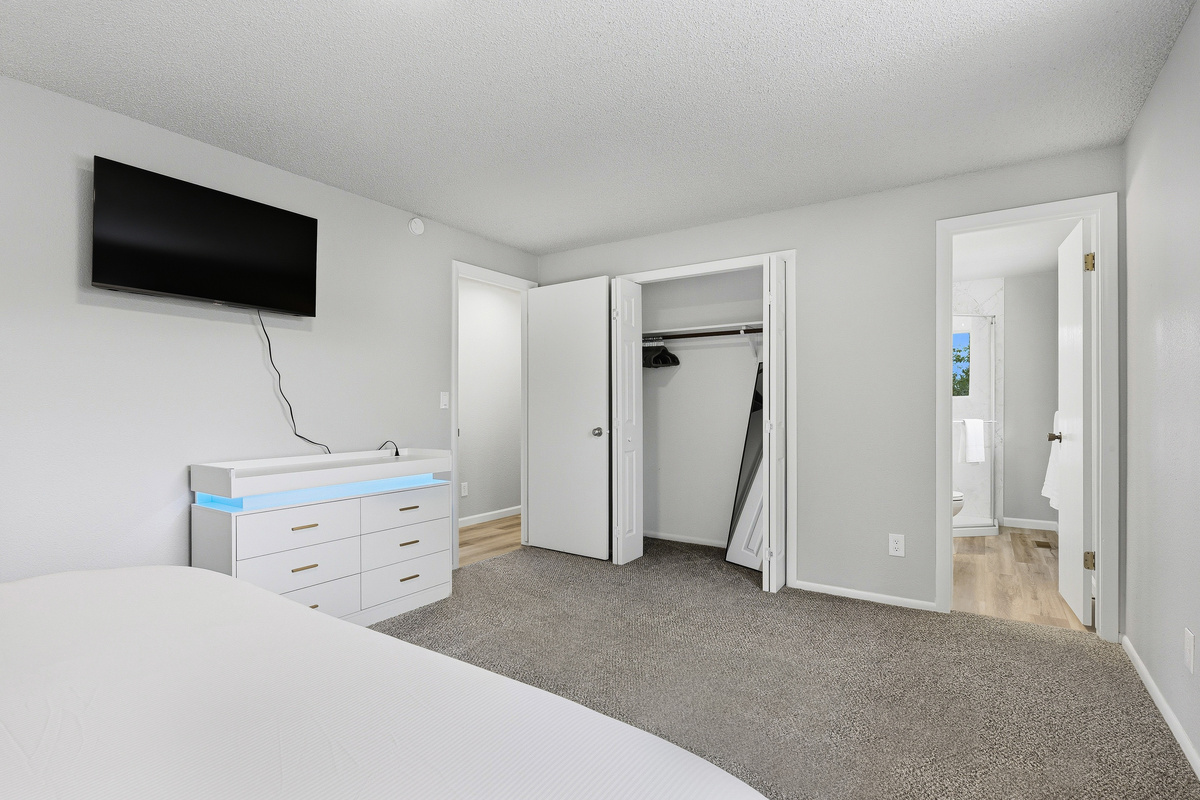 Teal bedroom (has tv, closet, and en suite bathroom)