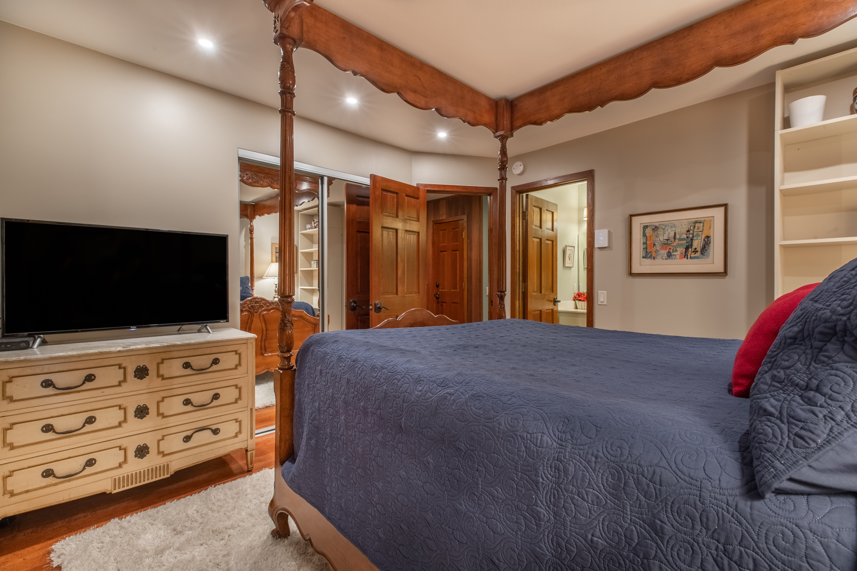 The West bedroom and Queen four-poster bed.