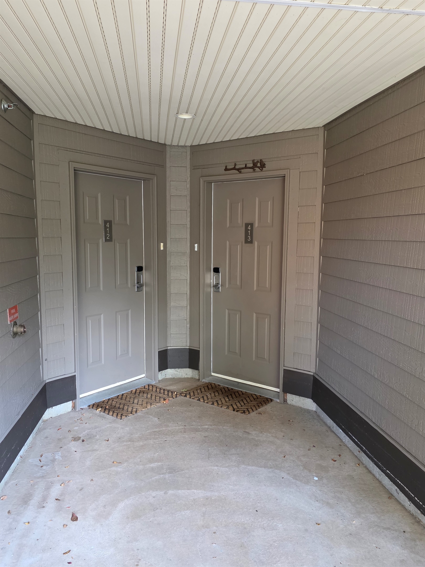Covered outside entrance to #413, Inside this door there is a large hallway that opens upto Unit A and Unit B.
