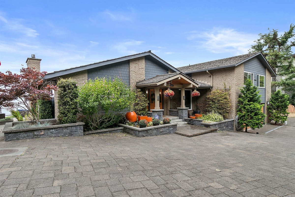 Open, driveway parking for up to 3 cars.