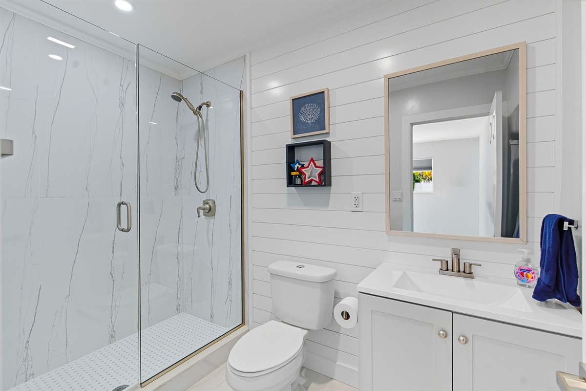 Bedroom 3's en suite bathroom