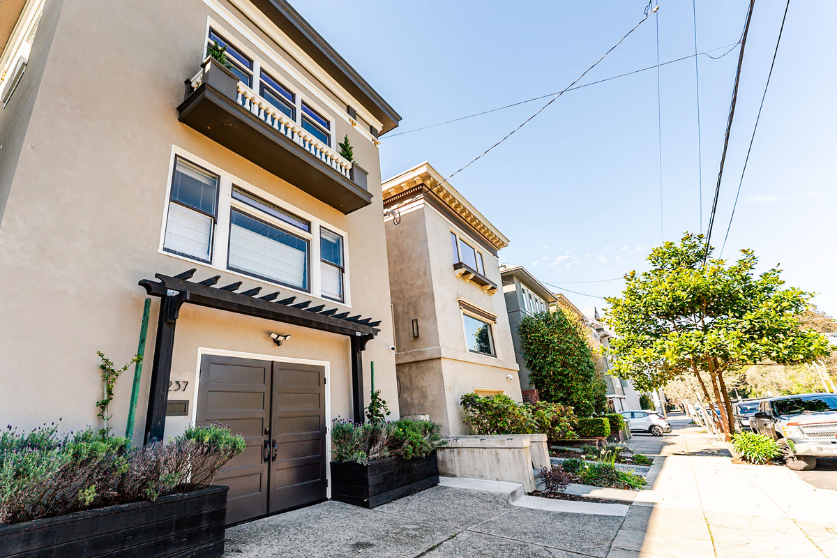 Inviting Home w/ Private Ground Floor Flat