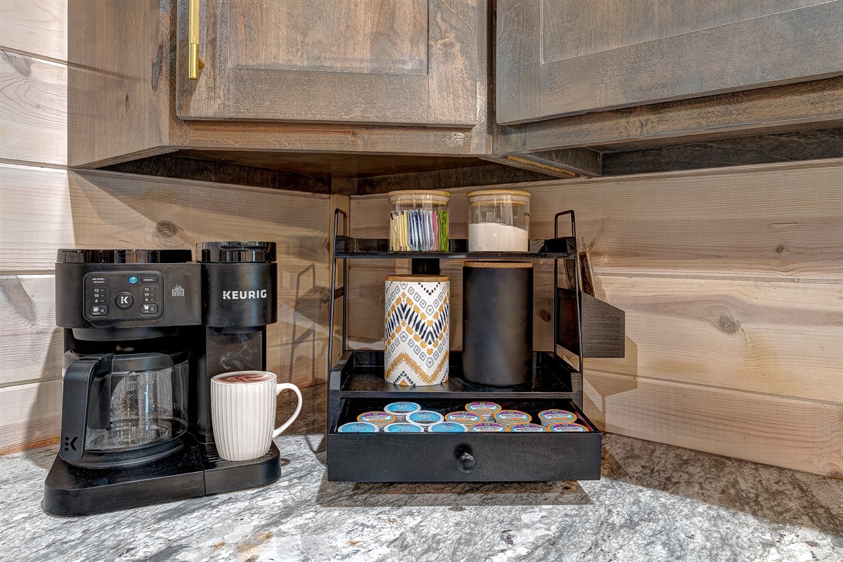 Keurig Duo Coffee Pot (Carafe and Single Pod) Starter K-cups, coffee grounds, creamer and sugar provided.