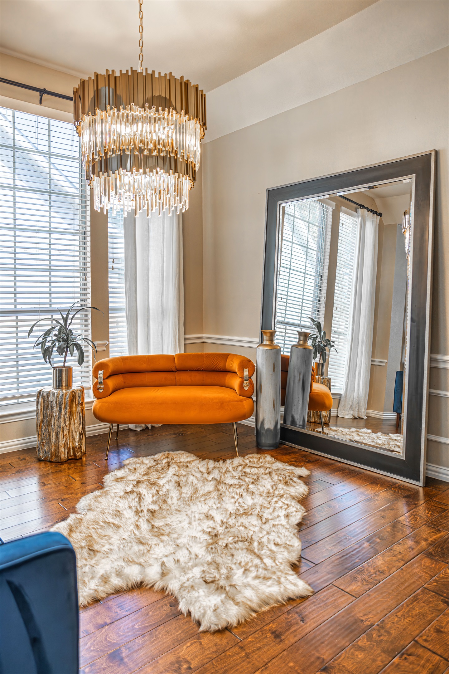 Share a Nice Conversation with a Roommie or Take the Ultimate Selfie and Check that Your Outfit is Perfect in This Mirror!