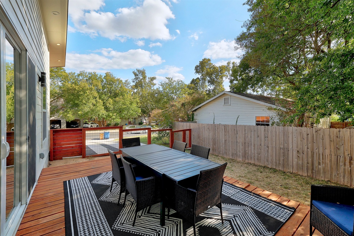 Fully fenced al-fresco dining