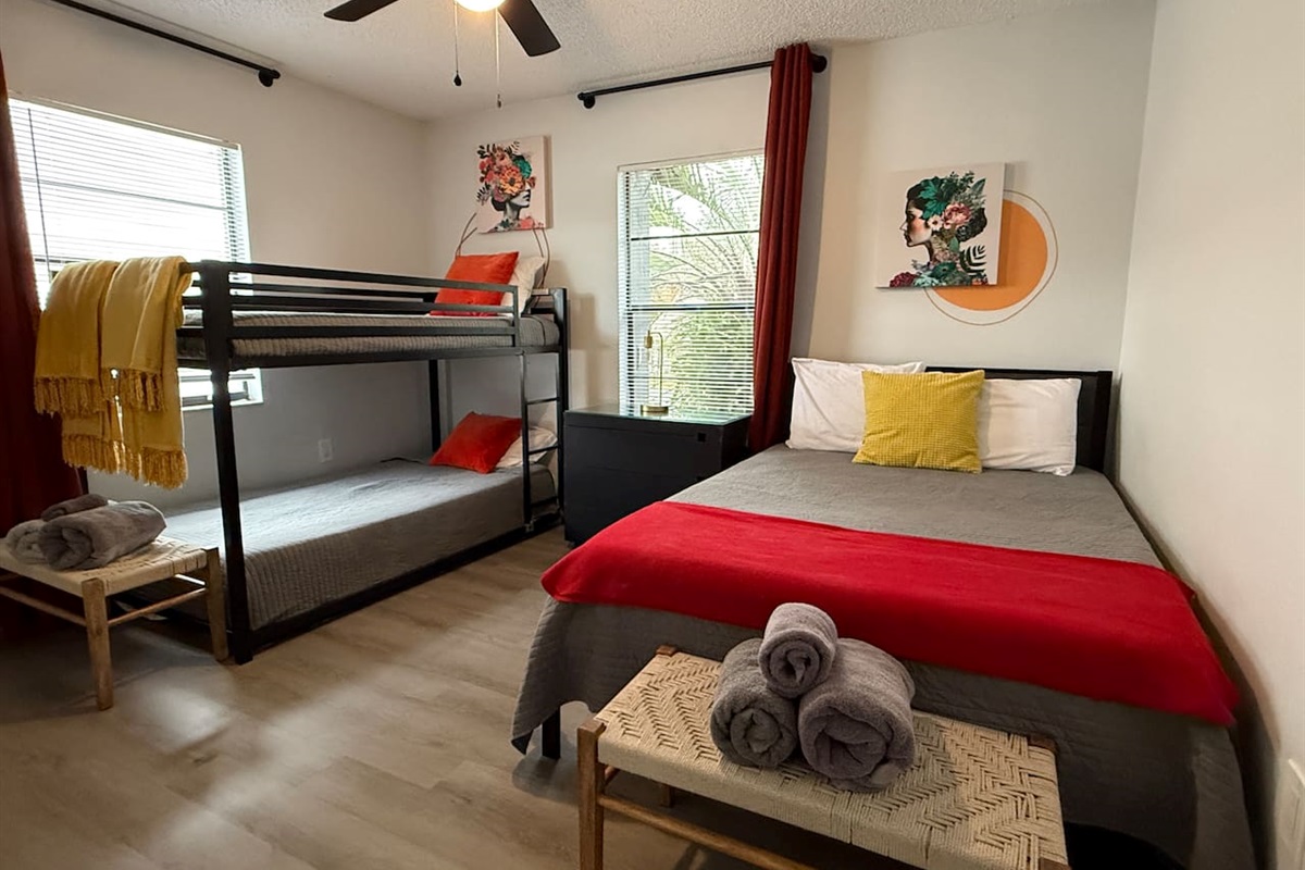 Perfect for groups or families! This stylish Spring Hill Airbnb room features modern bunk bed and full size bed. Theres a variety of toys in the closet for all sorts of kid age groups. #ColorfulBedroom #SpringHillAirbnb #bunkBedVibes #GroupStay