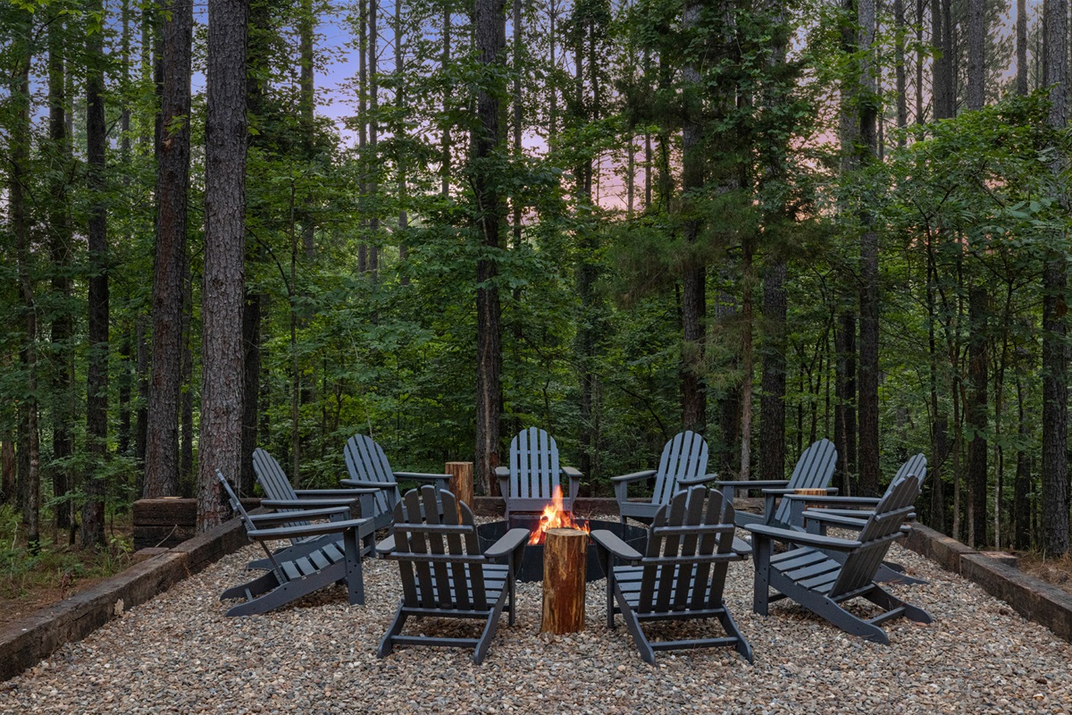 Connect with nature at our fire pit area. Roast s'mores, play horseshoes under star-filled skies.