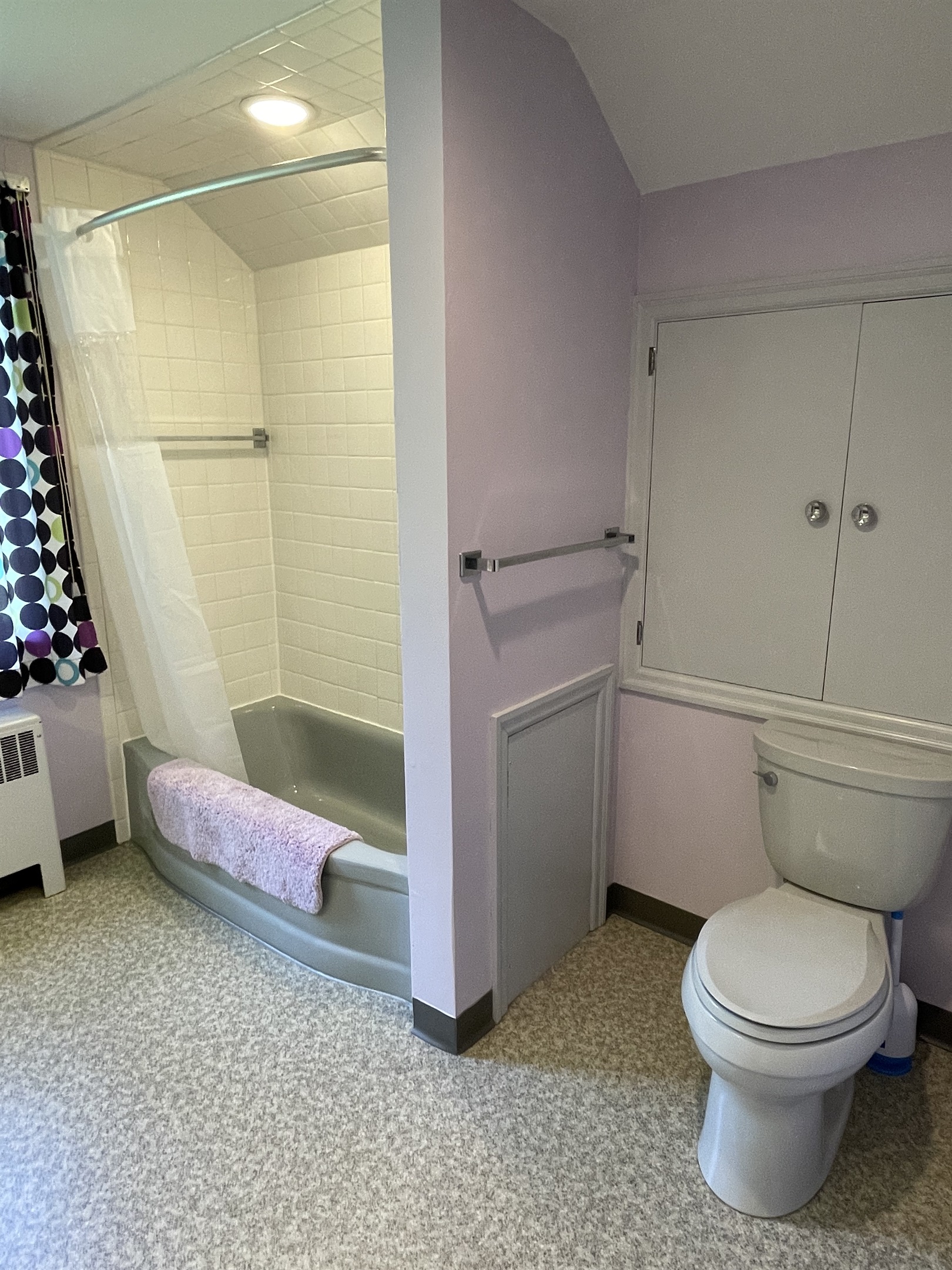 2nd floor bath w/ tub/shower