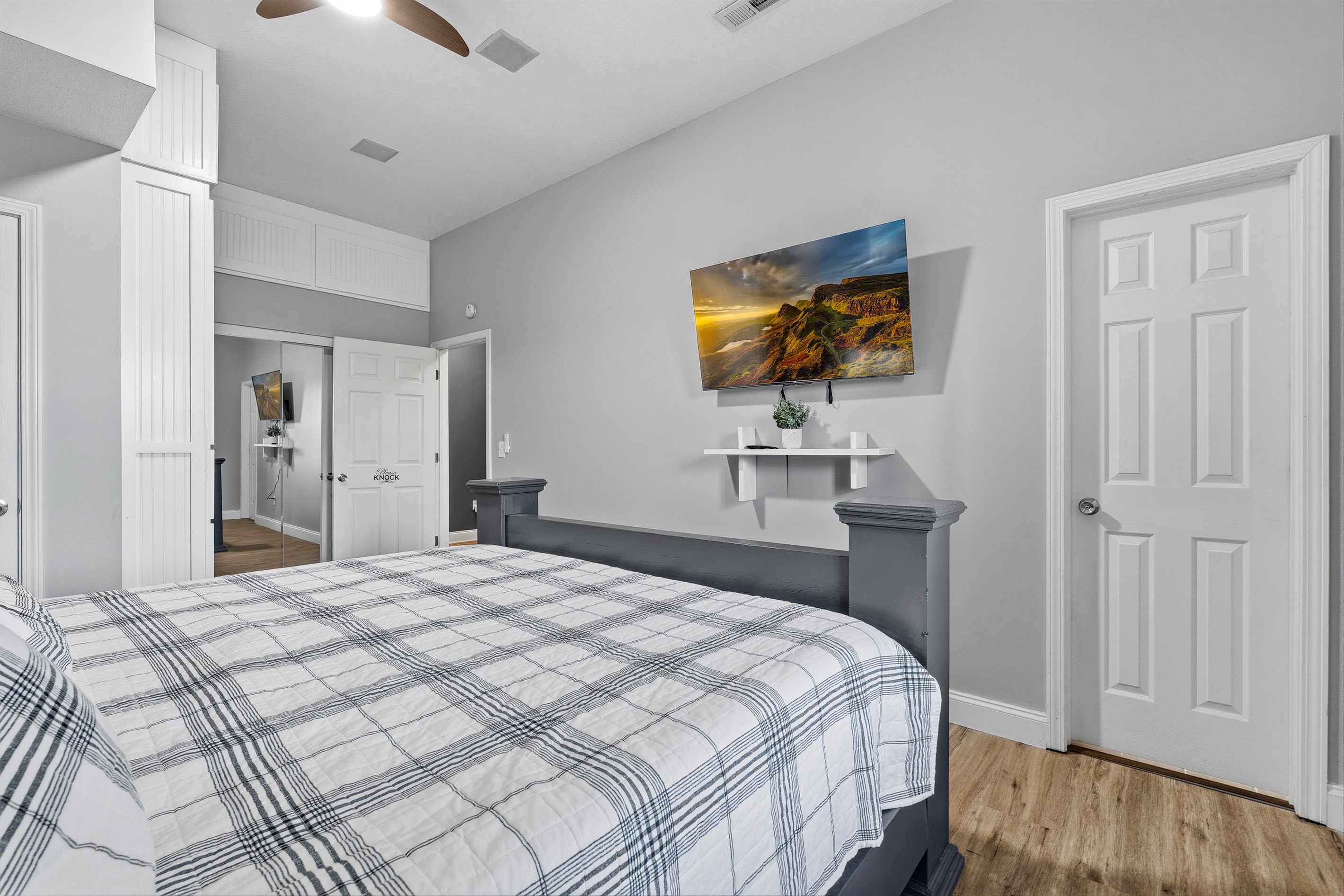 Spacious king bedroom w/ en-suite bath overlooking the lake!