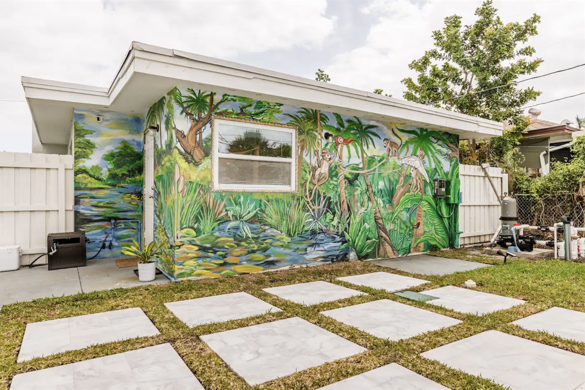 Enjoy this sliver of backyard paradise!