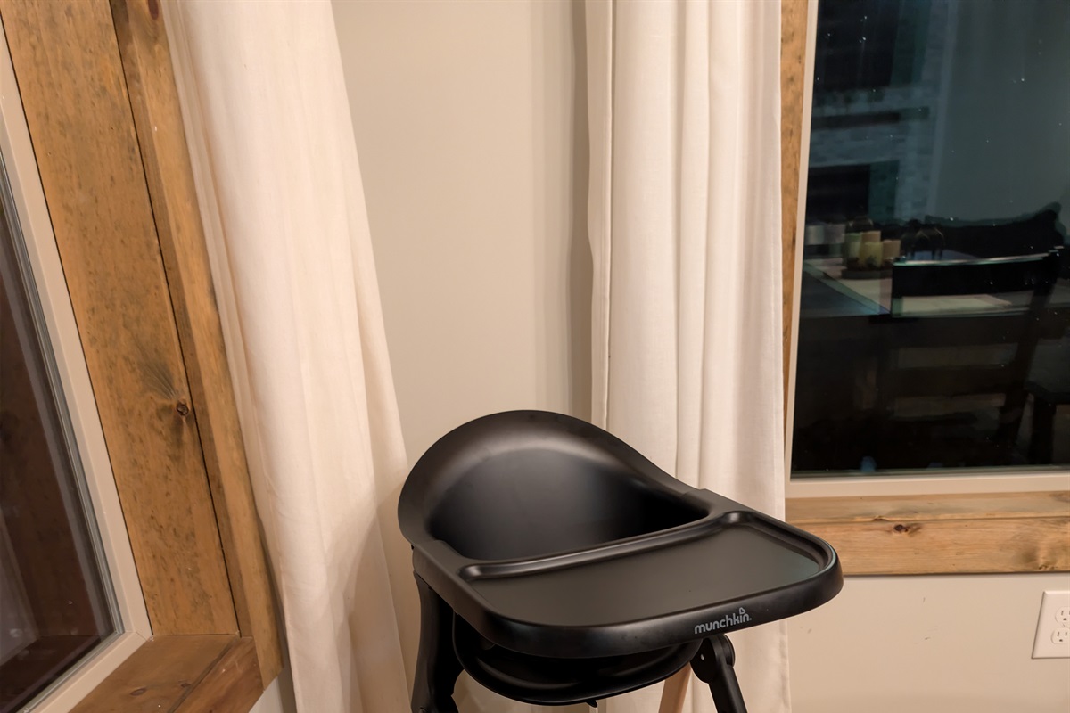 Equipped with a premium high chair and baby feeding set to ensure comfortable dining for our youngest guests.