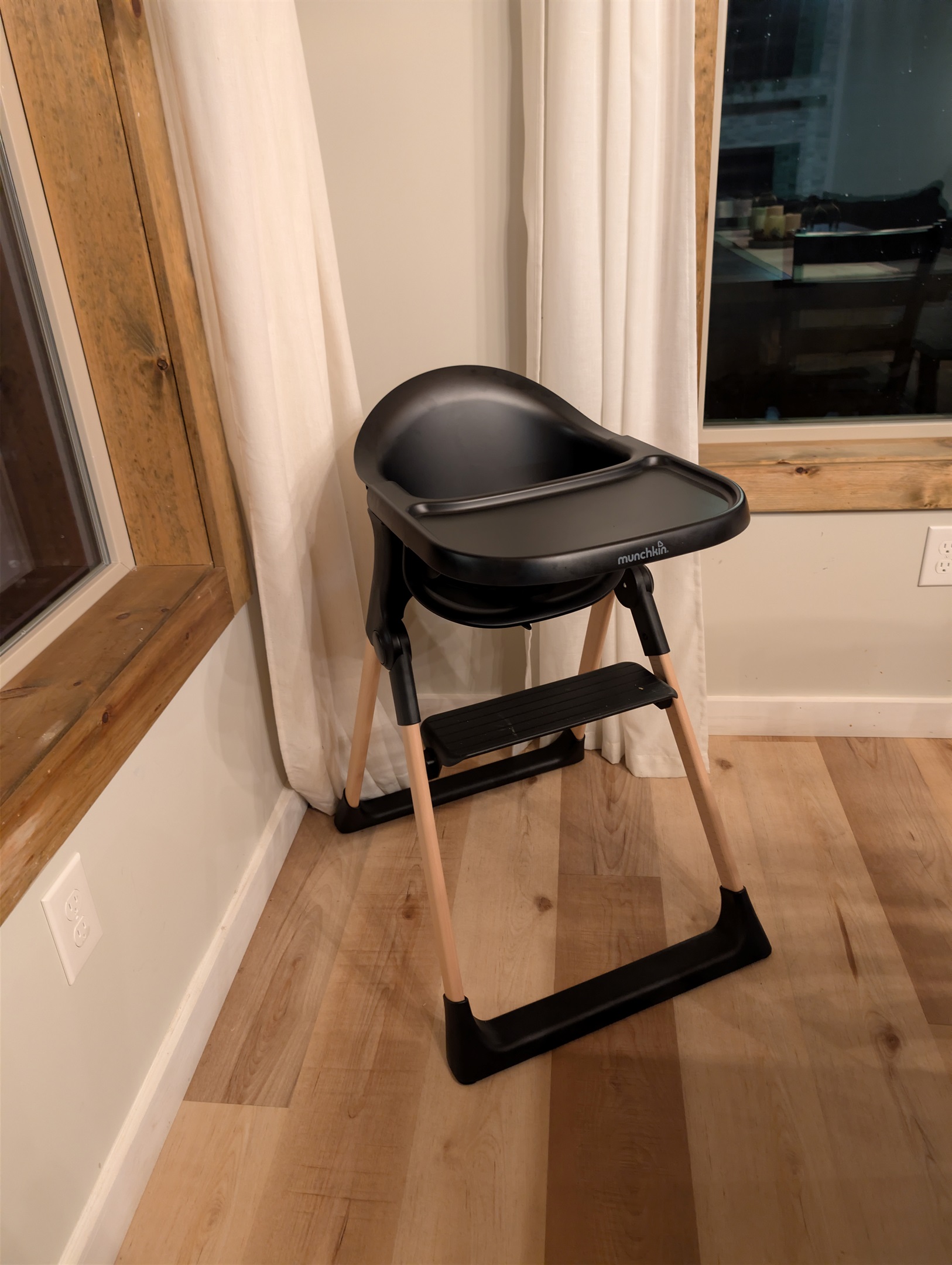 Equipped with a premium high chair and baby feeding set to ensure comfortable dining for our youngest guests.