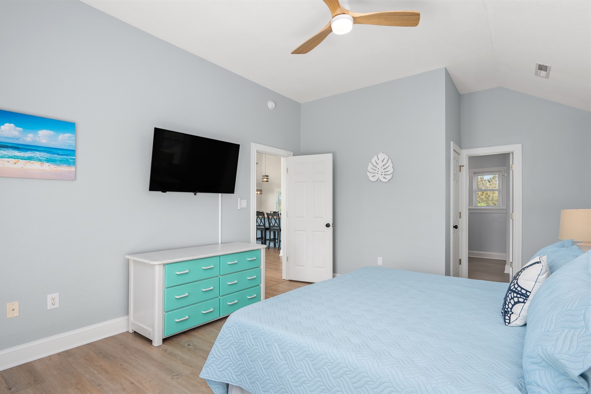 3rd floor King master features an ensuite full bathroom!