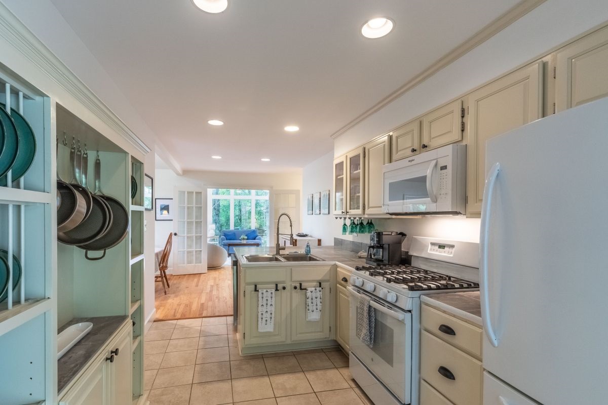 Kitchen: Bright and airy, perfect for culinary adventures with views of nature!

