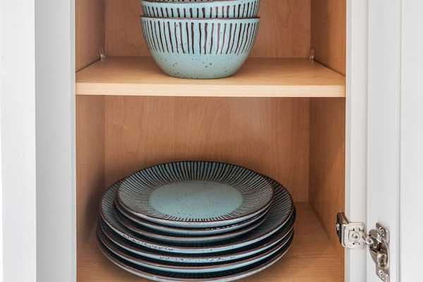 From cooking to plating, this kitchen comes with all necessary utensils.

