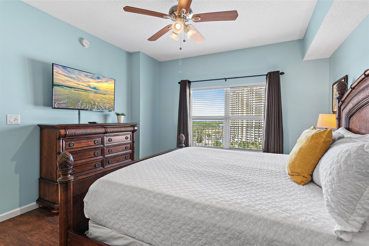 Master Bedroom: King Bed, Private Bathroom with dual vanity, Shower/Tub combo (sleeps 2)