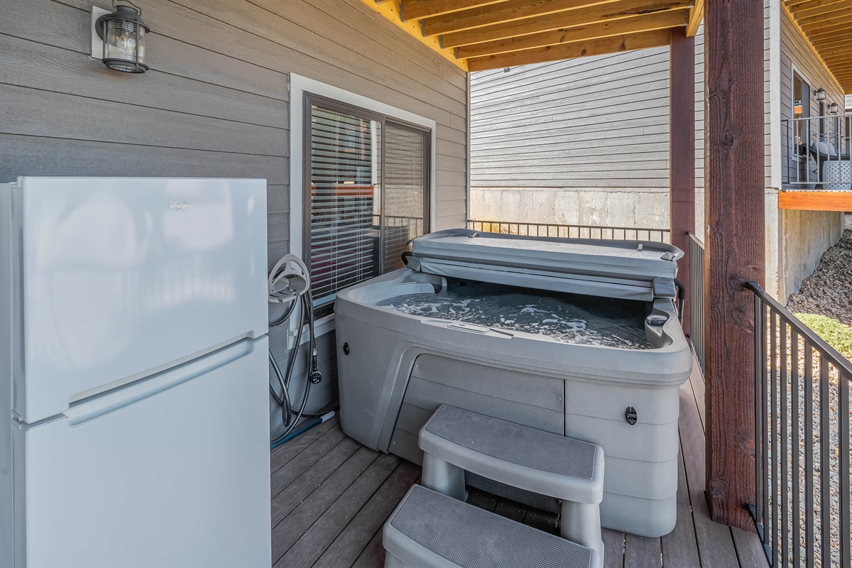 Private hot tub and full size fridge