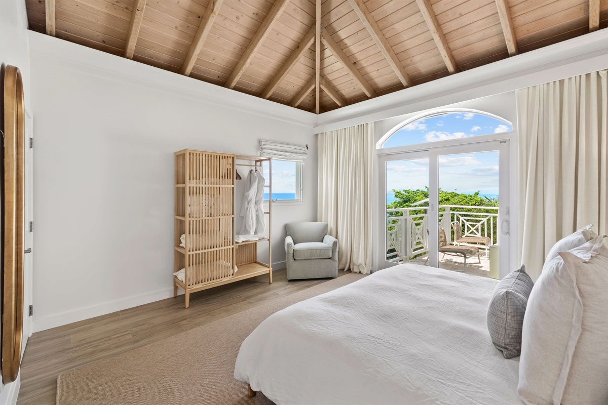 Cozy and quiet with king bed, patio access, AC, and neutral tones. Great for solo guests or couples seeking calm.