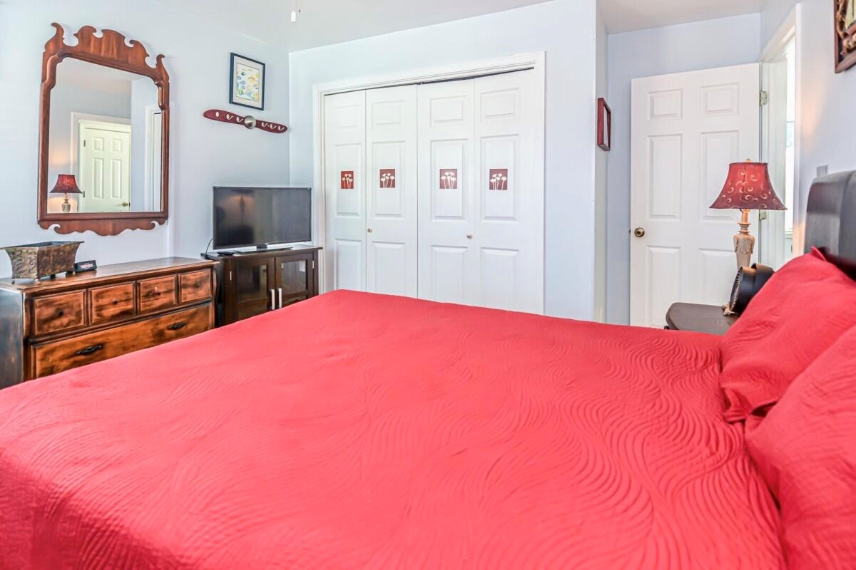 Queen Room #2 (first floor)