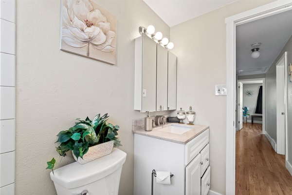 Immerse Yourself in a Full Bathroom Experience! 🛀