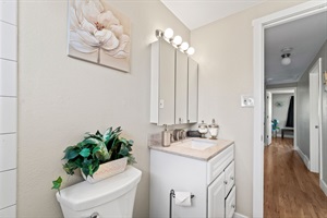 Immerse Yourself in a Full Bathroom Experience! 🛀