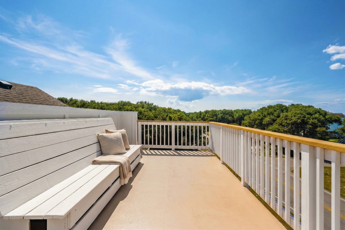 Exclusive Rooftop Lounge – Sunbathe & Stargaze in Style!