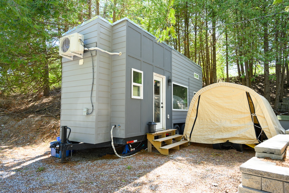 This trailer house is not included. It's vacant. For larger group, please inquire about adding it to your reservation for extra charge.