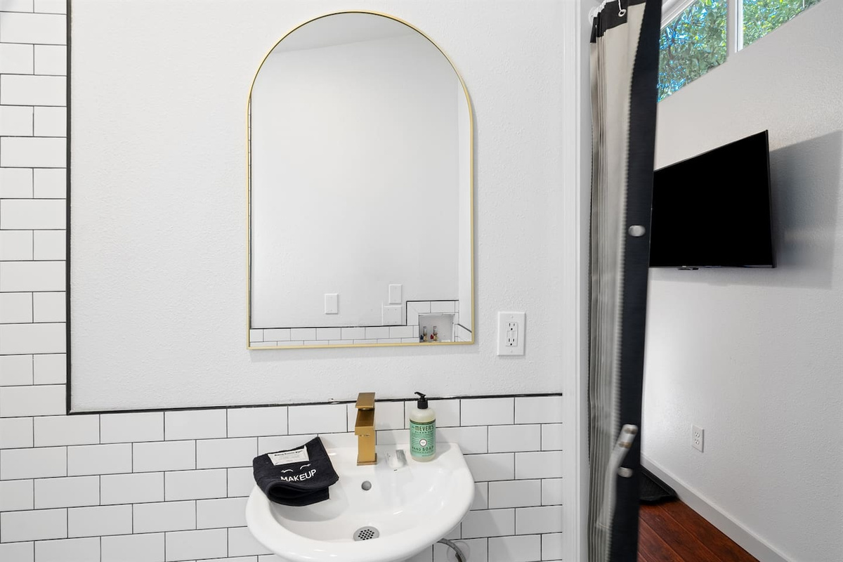 Tiny Home: Maximize Every Inch of Your Tiny Bathroom