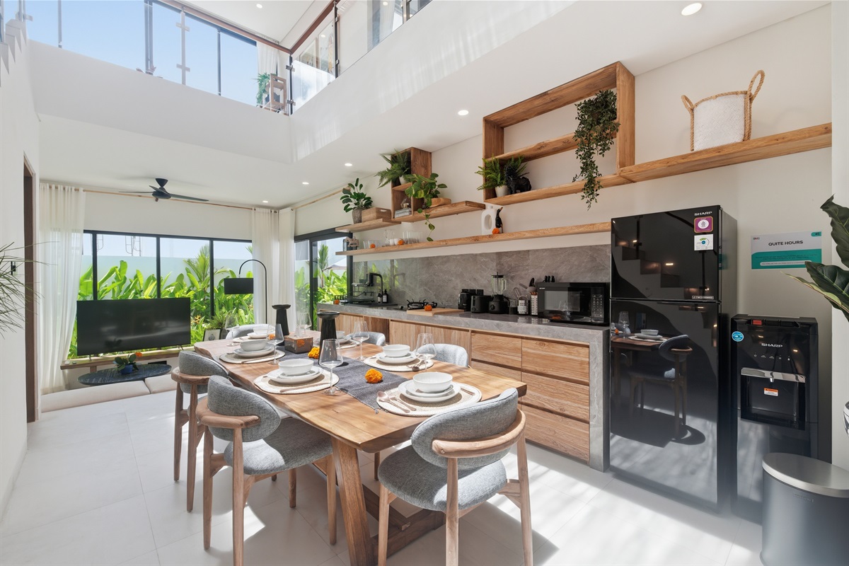 Dining Area & Kitchen