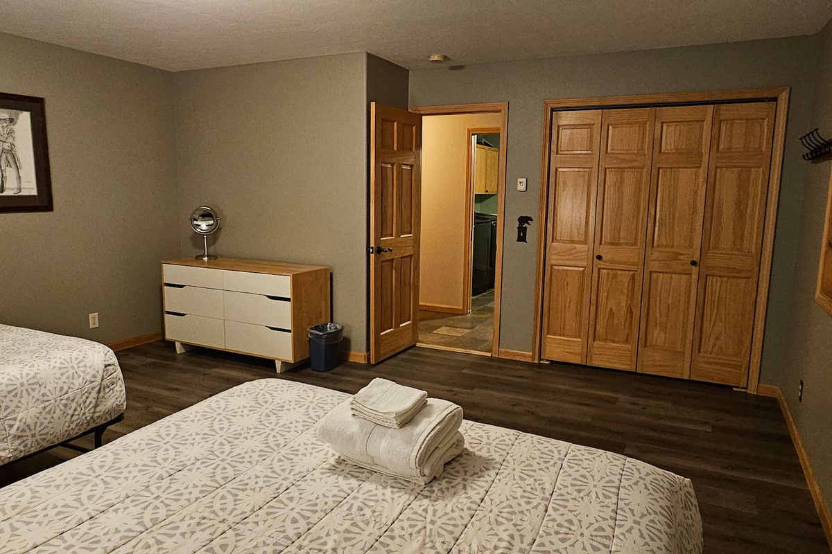 Bedroom 2 - main floor - 2 queens