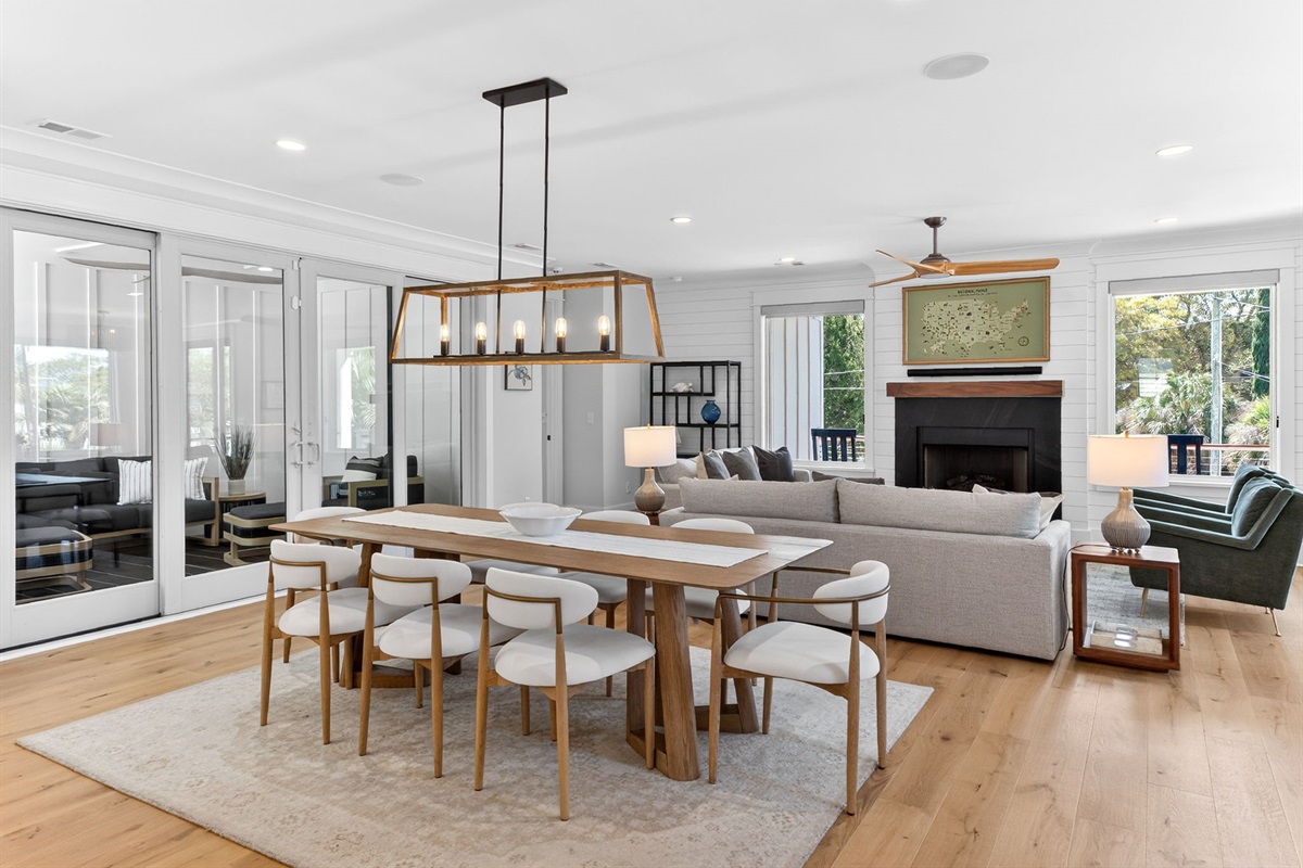 Dining & Living Room | On Beach Time | 6 30th Ave, Isle of Palms, SC | IOP Escapes