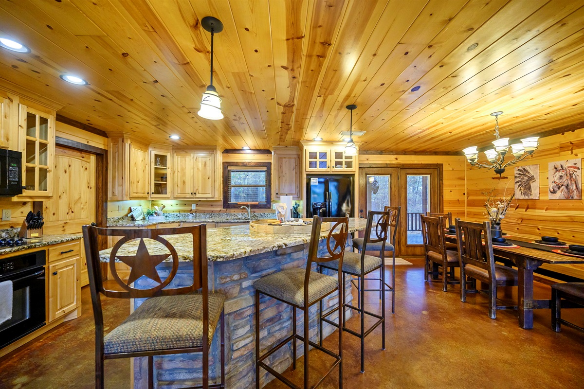 Kitchen + Breakfast Bar: 🍳 Fully stocked and ready for family feasts