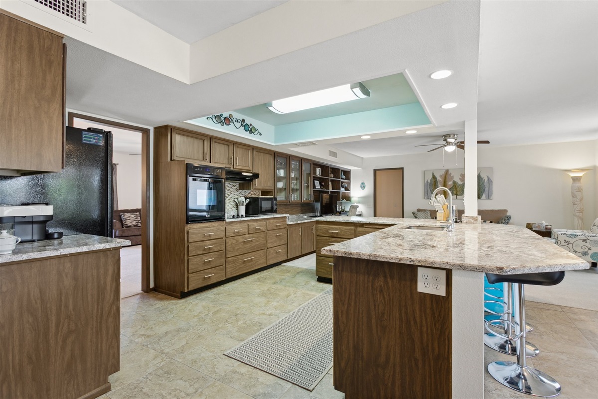 55+ Comfort & Quiet | 2BR Peaceful Home — Comfort & Quiet | 2BR Home in 55+ Neighborhood, Sun City West, Arizona — photo 3
