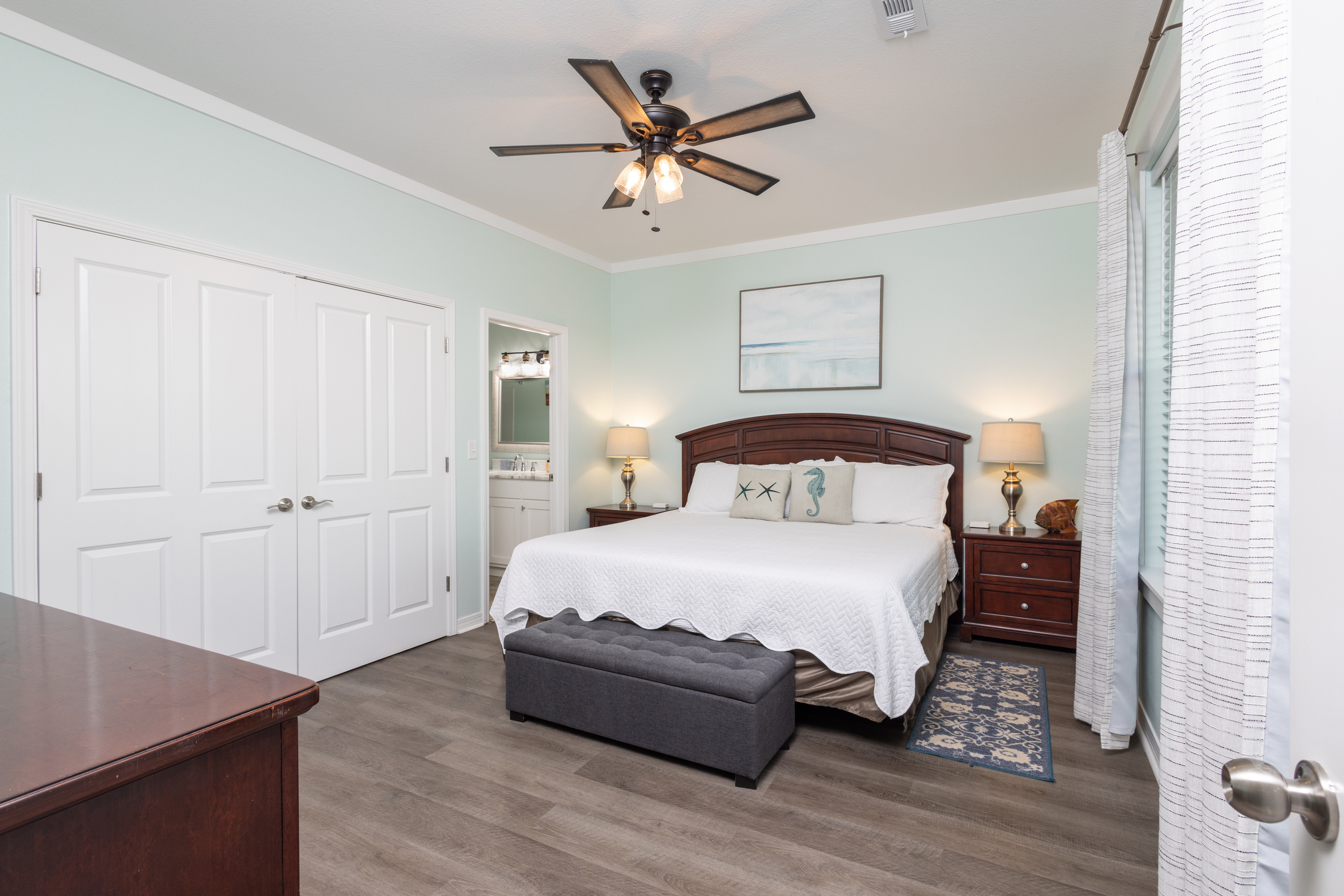 King size bed with ensuite bath