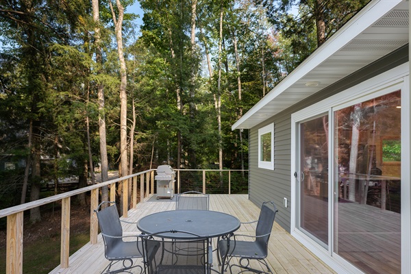Morning coffee, evening cocktails — this deck is ready for both.