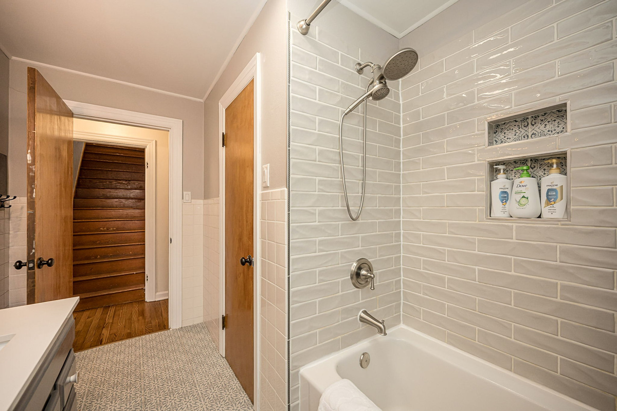 Fresh towels and complimentary toiletries are provided.