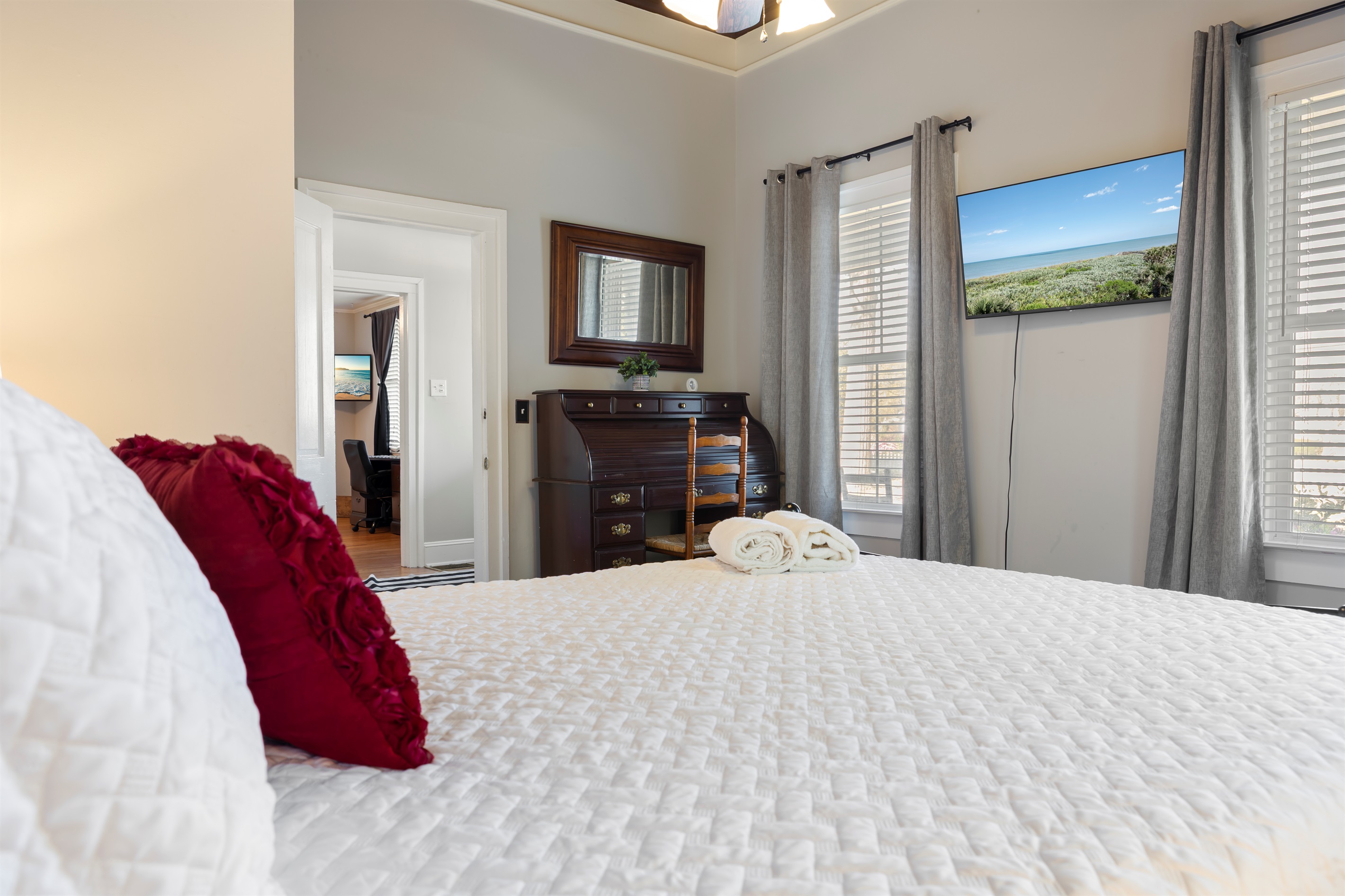 Bedroom 2 - Queen bed with smarttv