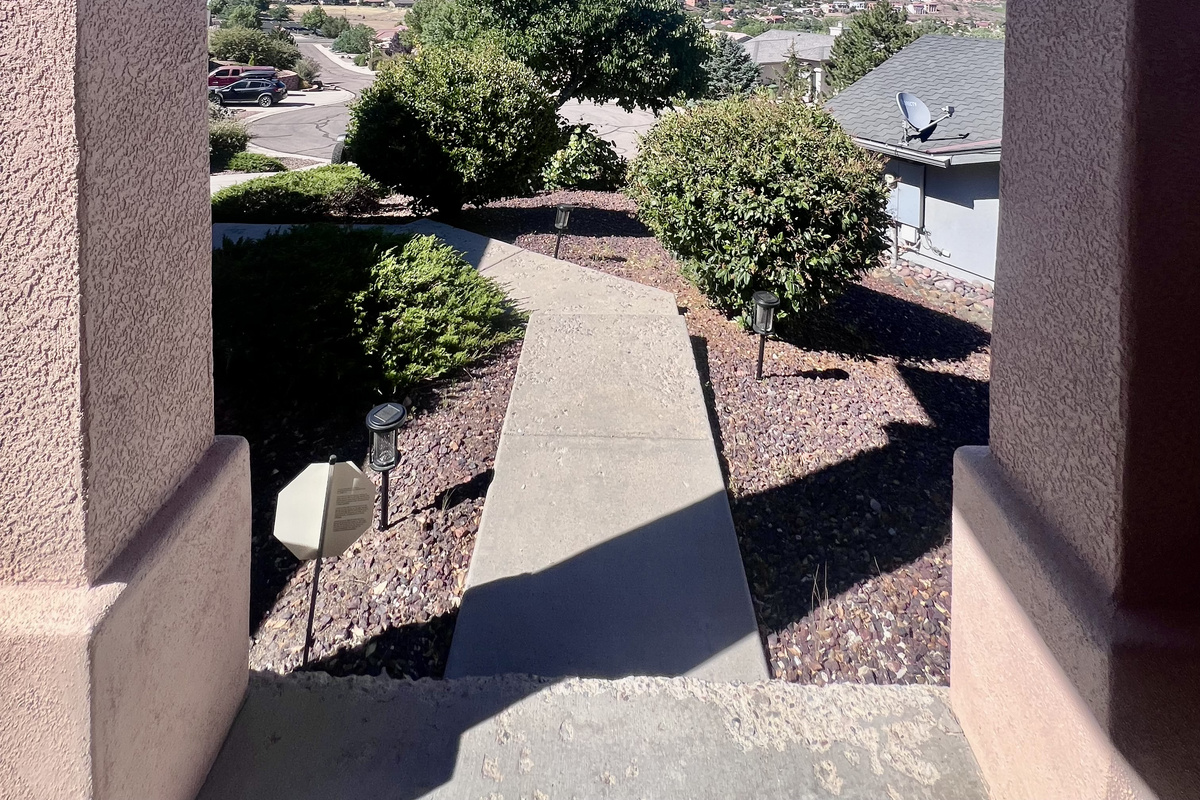 Located at the end of a quiet cul-de-sac, featuring beautiful views of the Granite Dells and, on clear days, the San Francisco Peaks in Flagstaff.