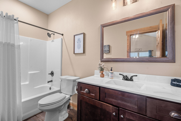 Bedroom #8 en-suite bath